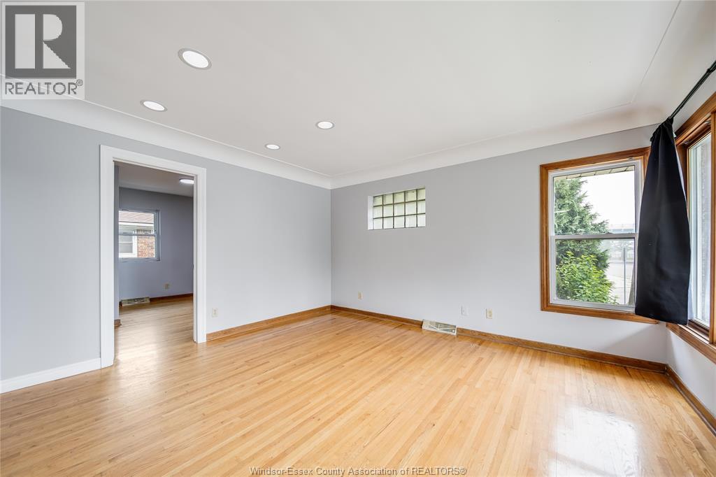 2914 WYANDOTTE STREET - 7