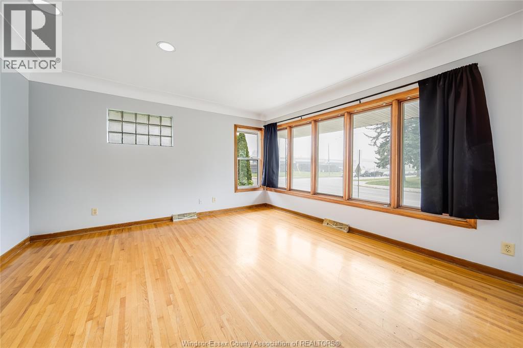 2914 WYANDOTTE STREET - 8
