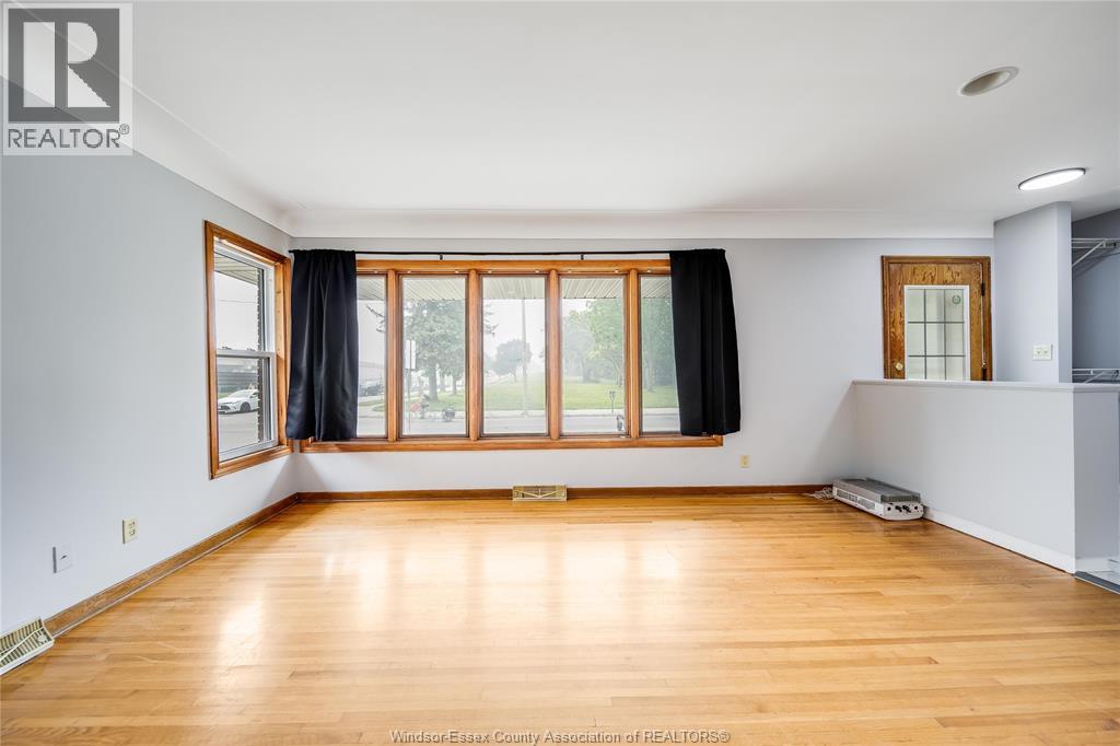 2914 WYANDOTTE STREET - 9