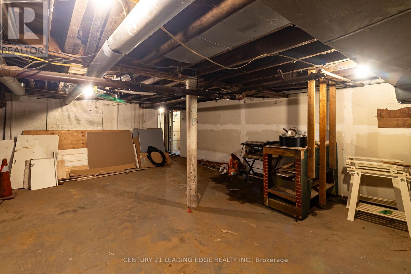 223 MAIN STREET W - 17