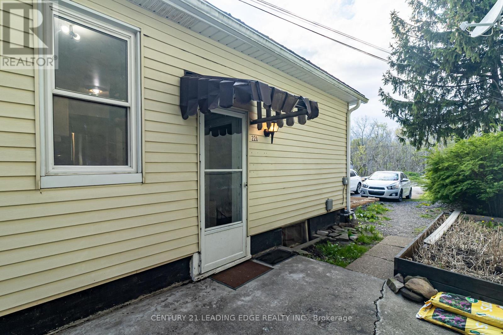 223 MAIN STREET W - 35