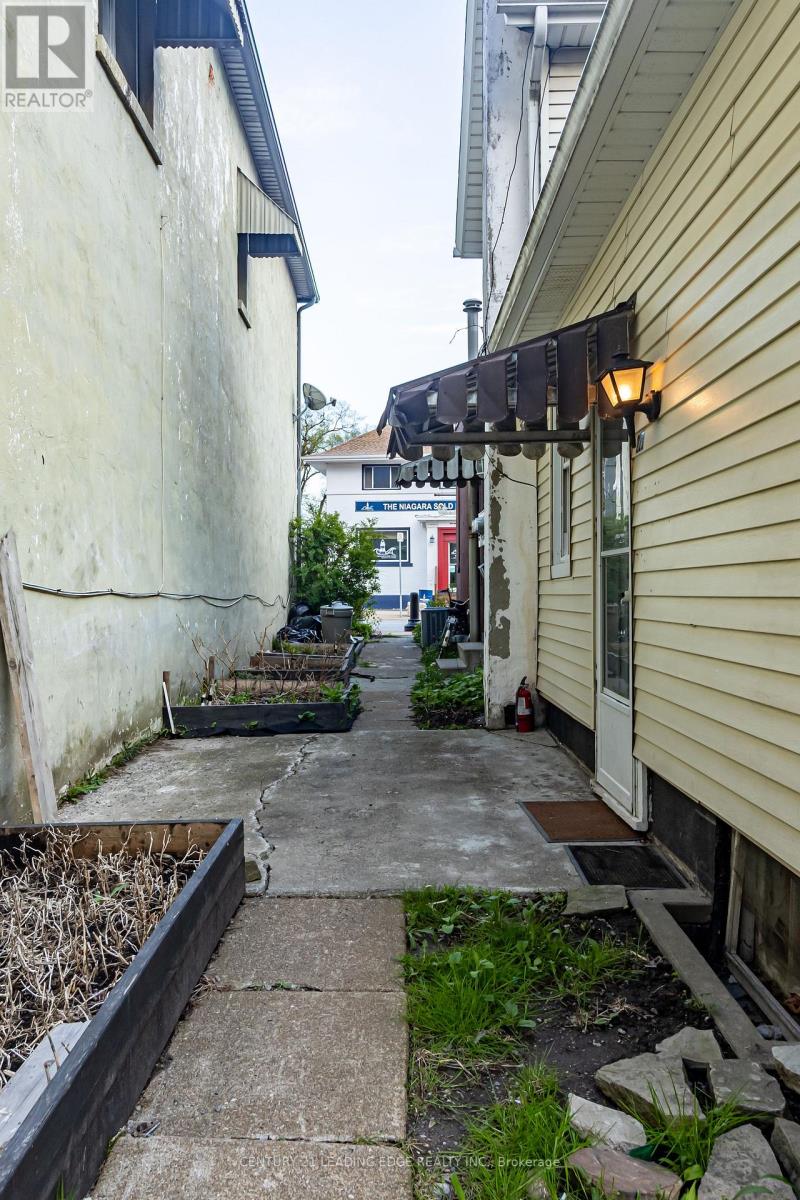 223 MAIN STREET W - 36