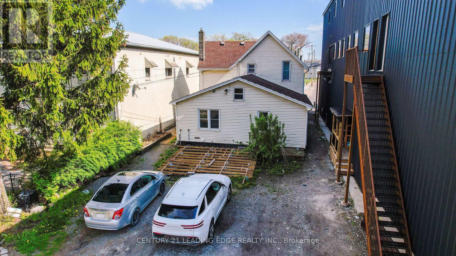 223 MAIN STREET W - 4