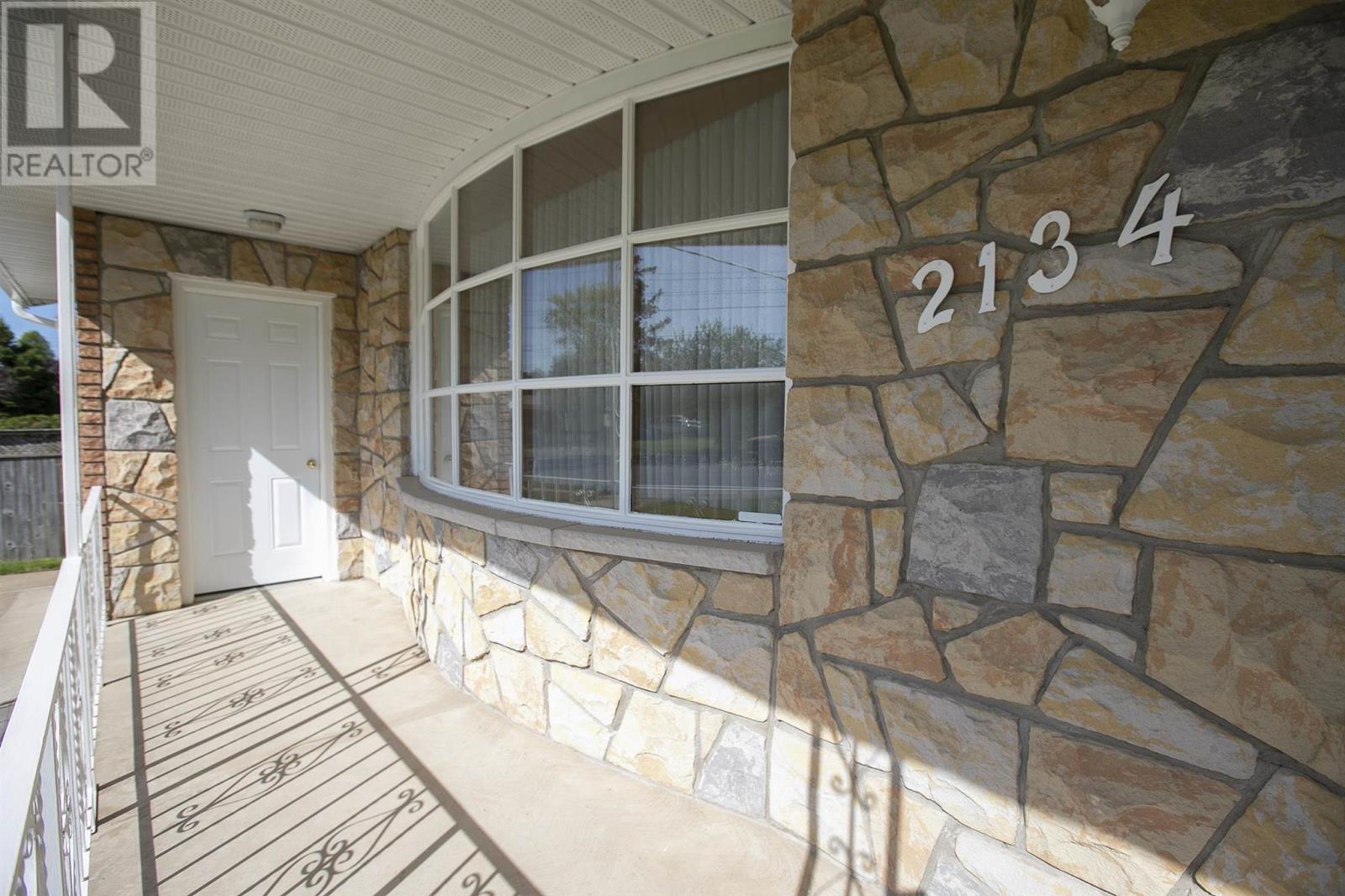 2134 Queen ST - 11