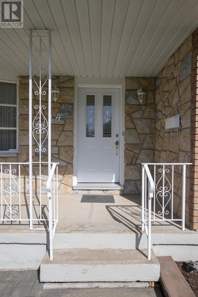 2134 Queen ST - 12