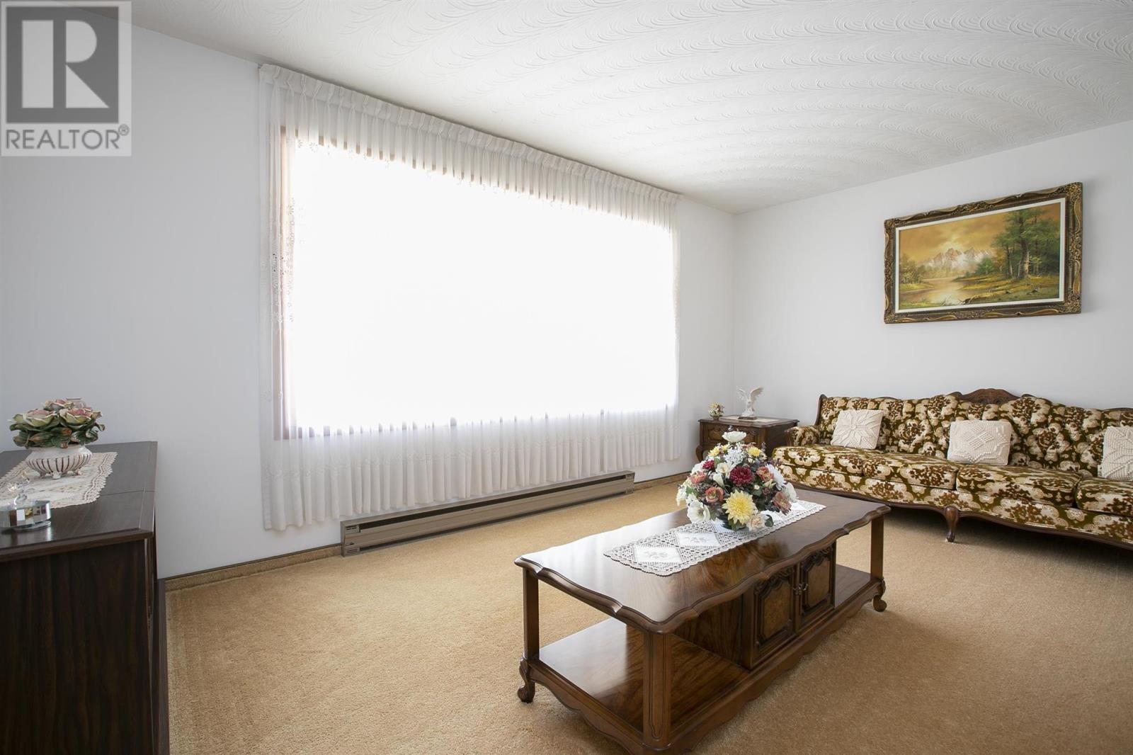 2134 Queen ST - 17