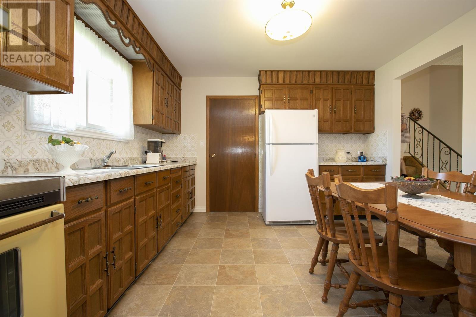 2134 Queen ST - 24