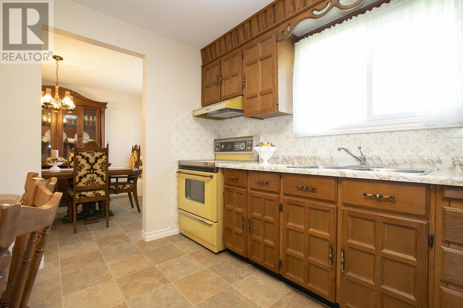 2134 Queen ST - 25