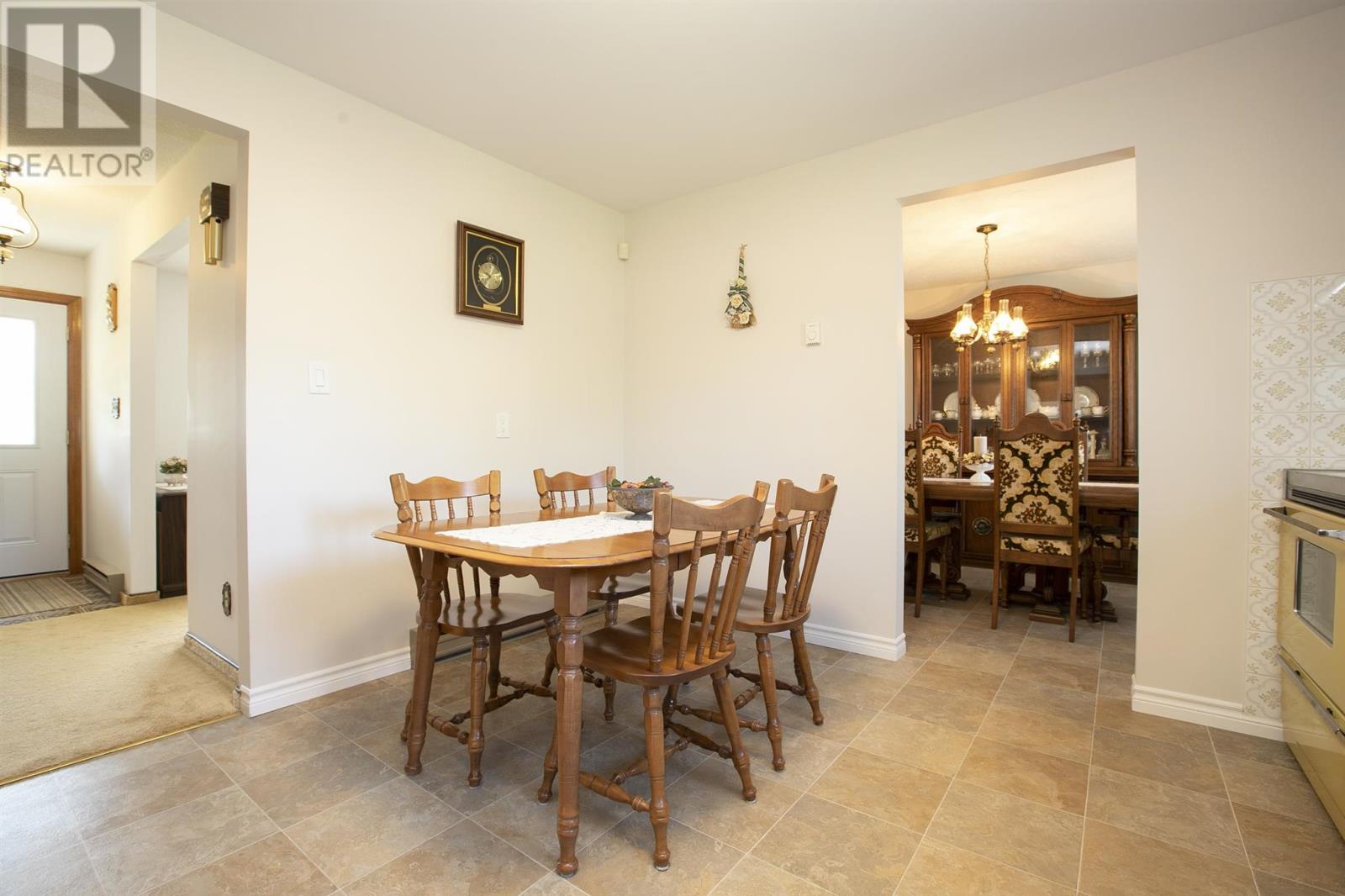 2134 Queen ST - 26