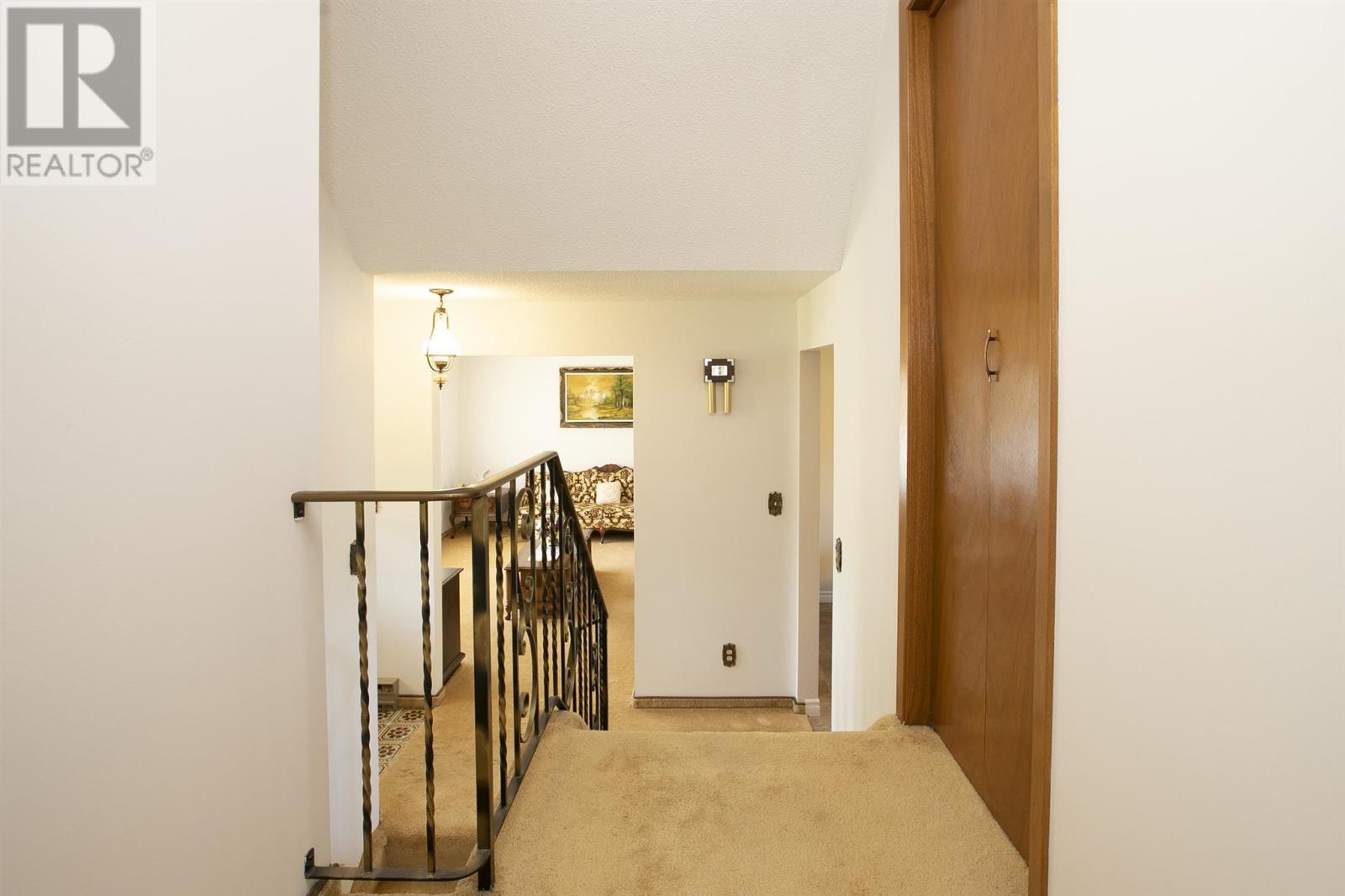 2134 Queen ST - 29