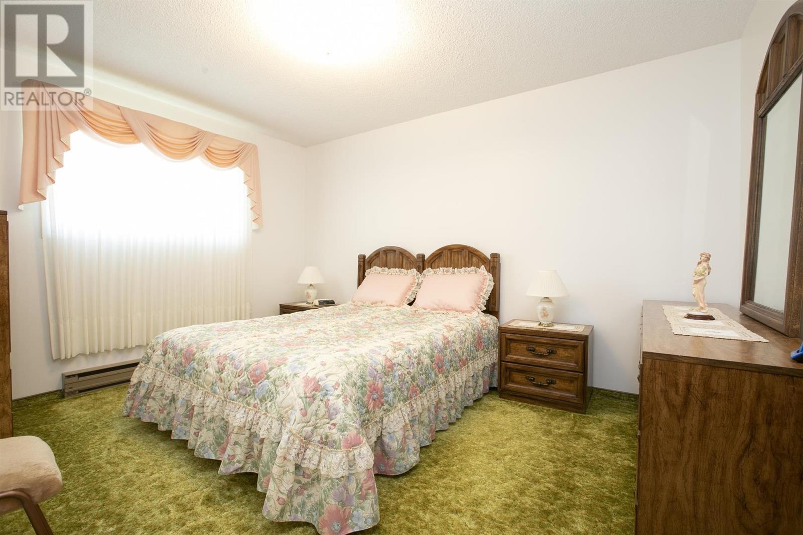 2134 Queen ST - 30