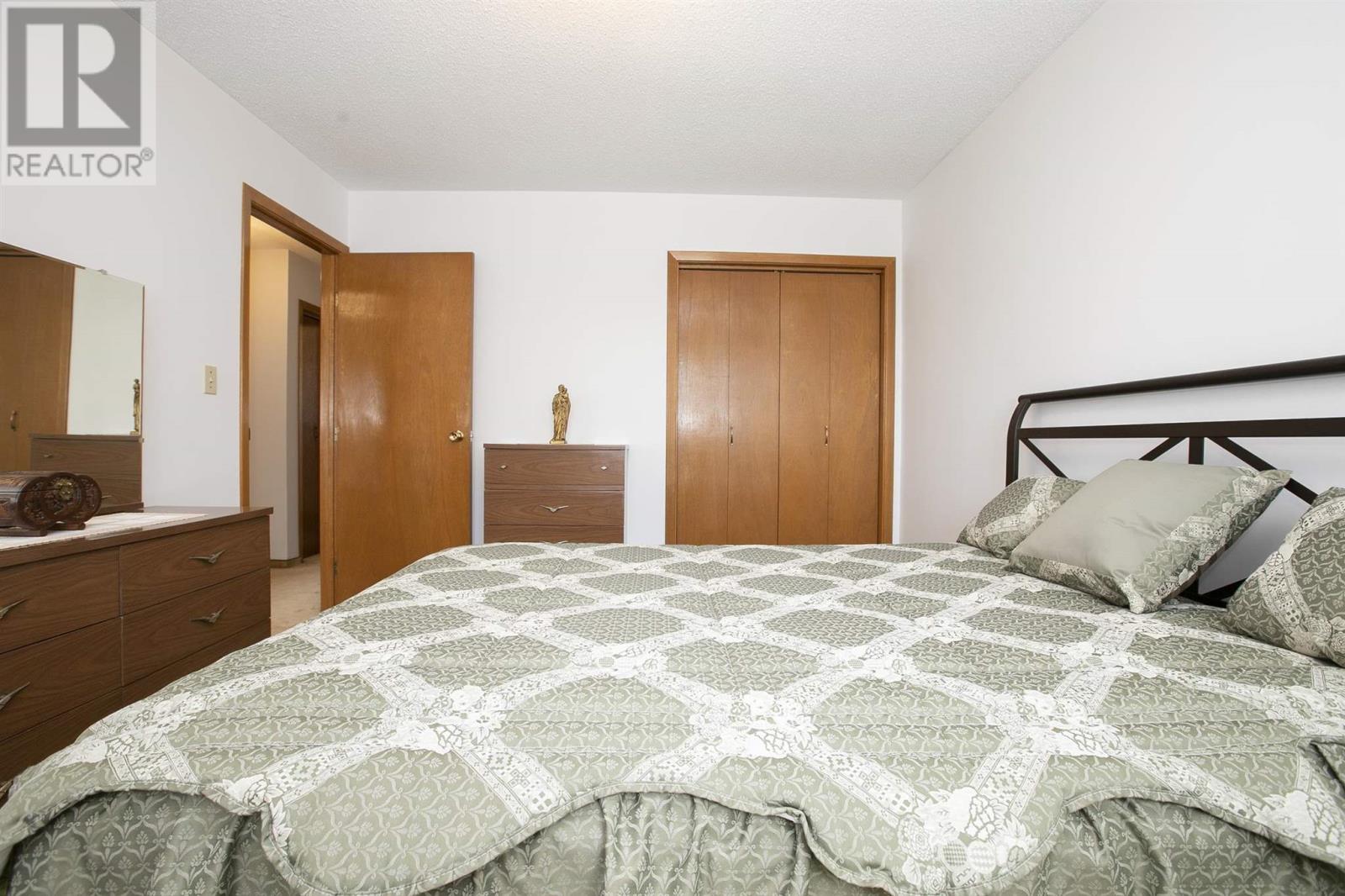 2134 Queen ST - 34