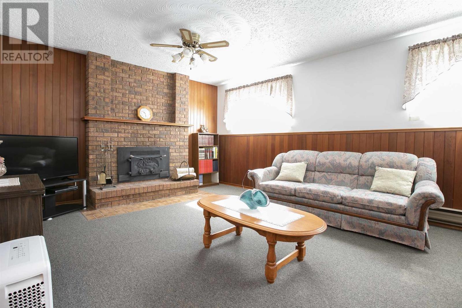 2134 Queen ST - 40