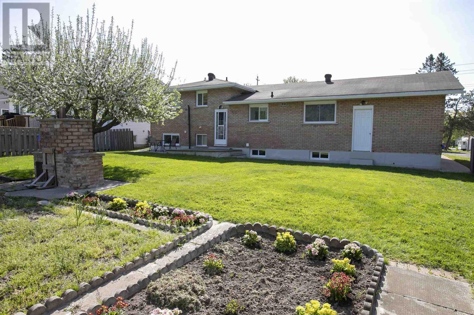 2134 Queen ST - 6