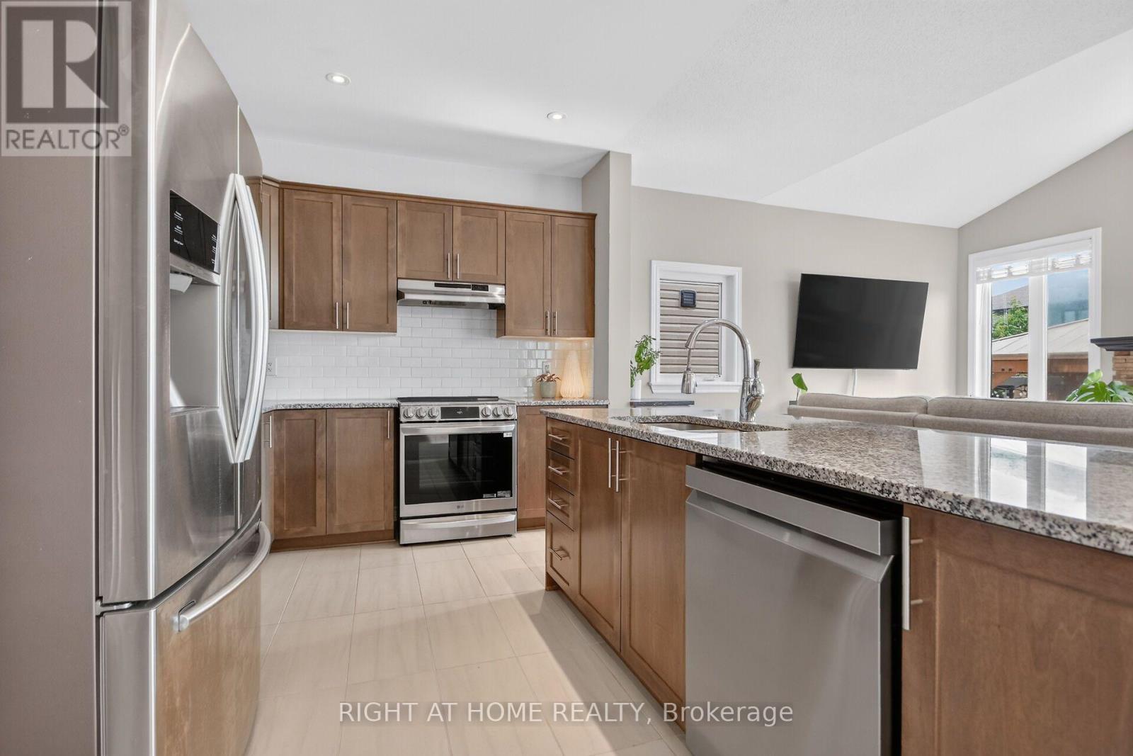 207 MARETH WAY - 14