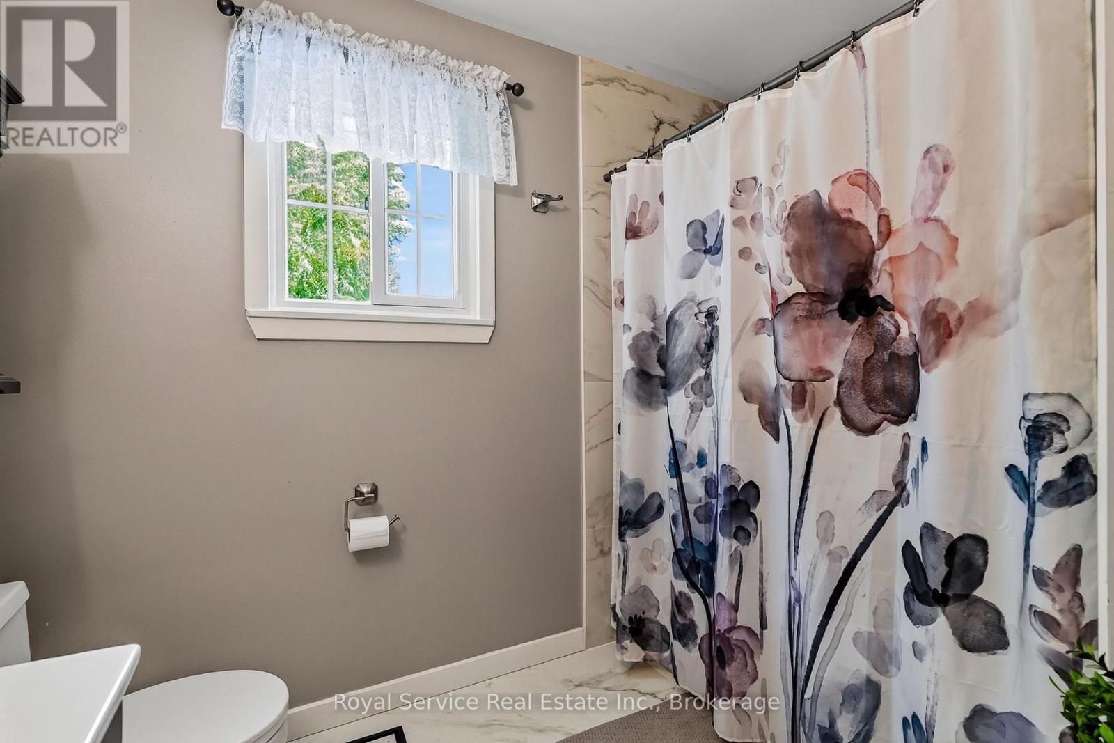 32 HEWSON DRIVE - 22