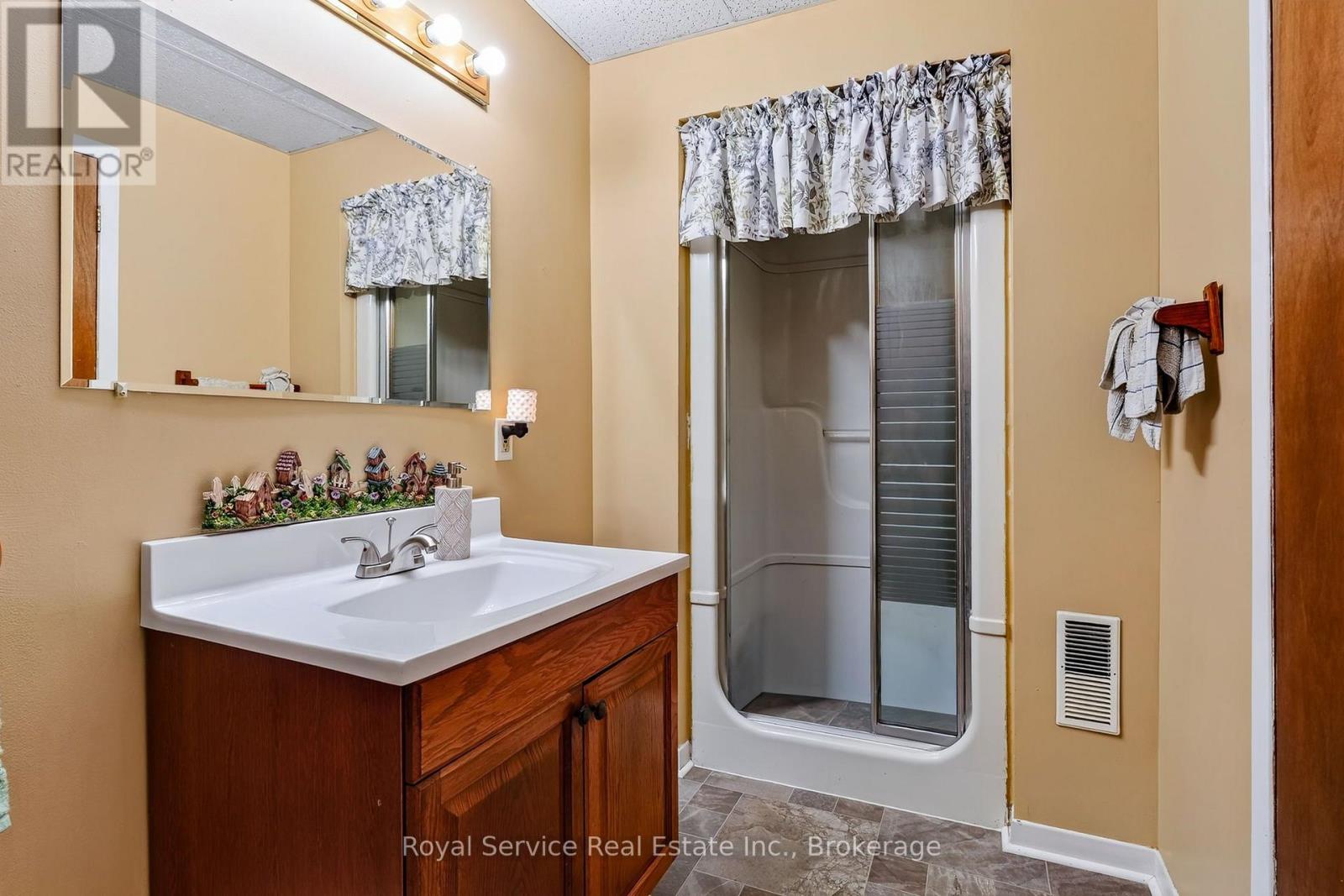 32 HEWSON DRIVE - 35