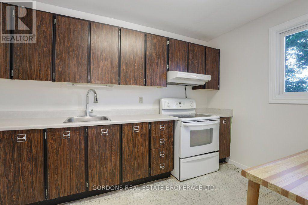 3 Bed, 2 Bath House for Sale in Ottawa – 53 – 3322 UPLANDS DRIVE, Ottawa – MLS# X13582934 - Image 15