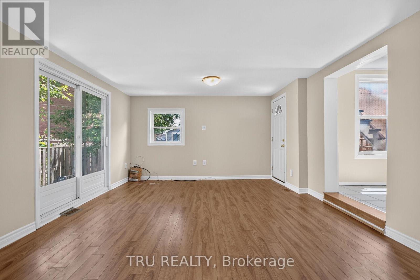45 BELL STREET N - Image 23