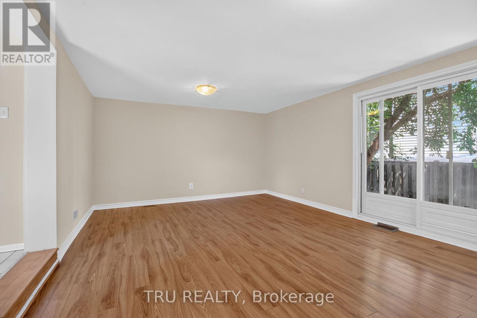 45 BELL STREET N - Image 25
