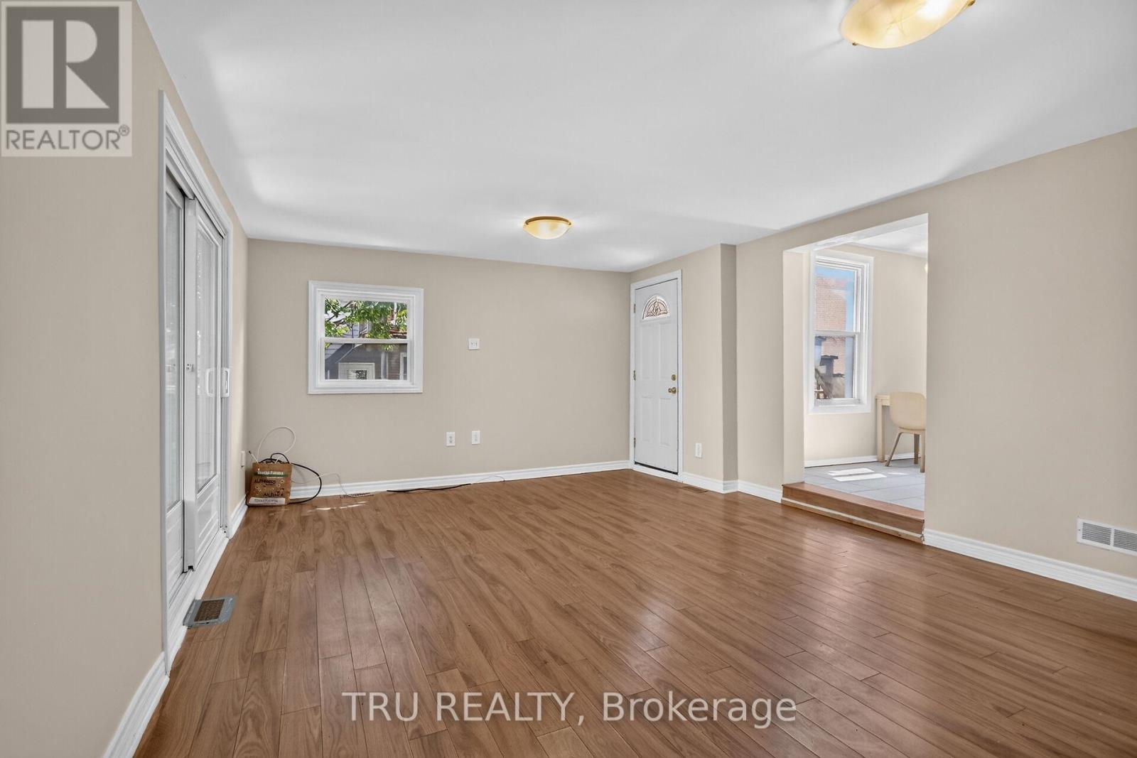 45 BELL STREET N - Image 26