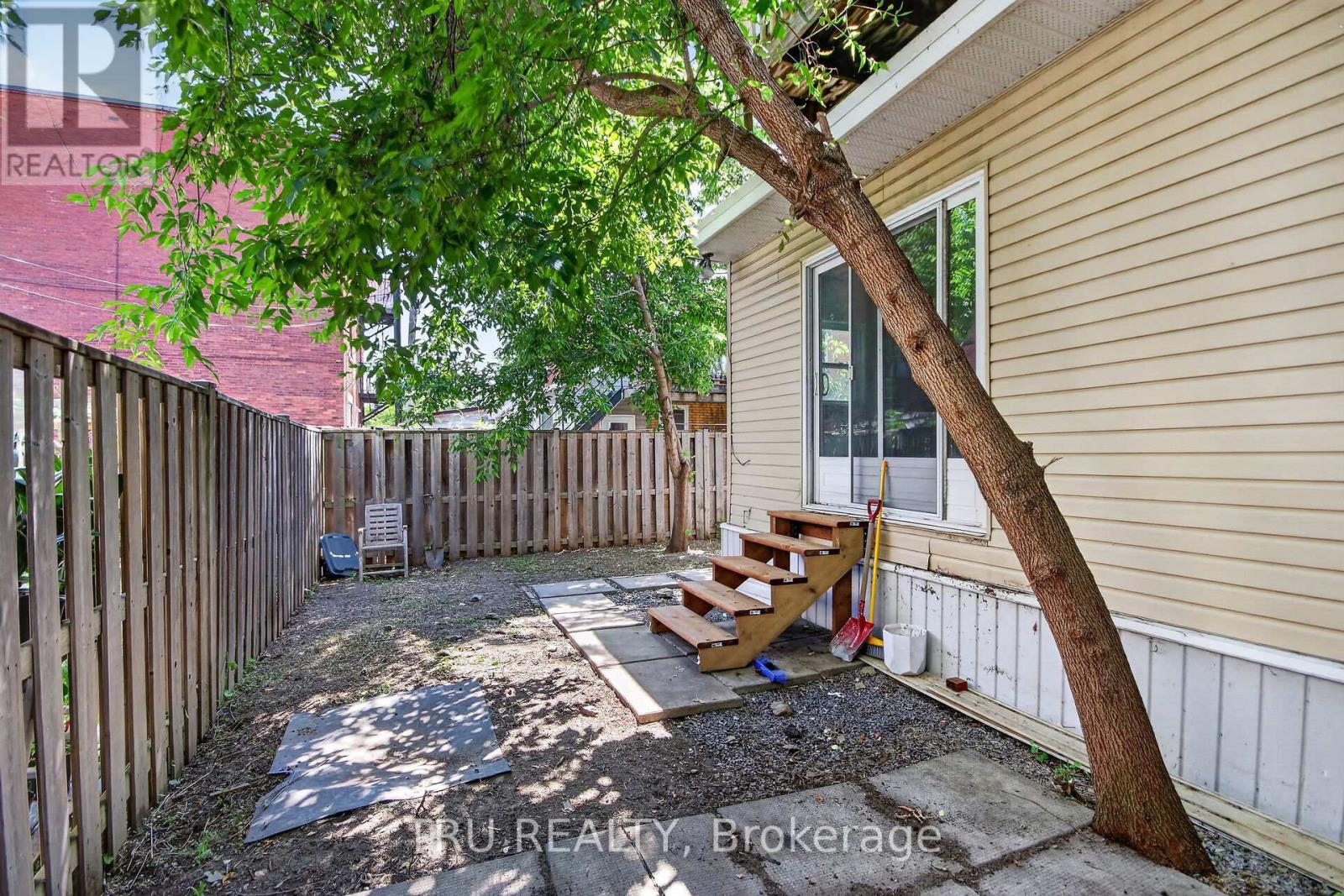 45 BELL STREET N - 46
