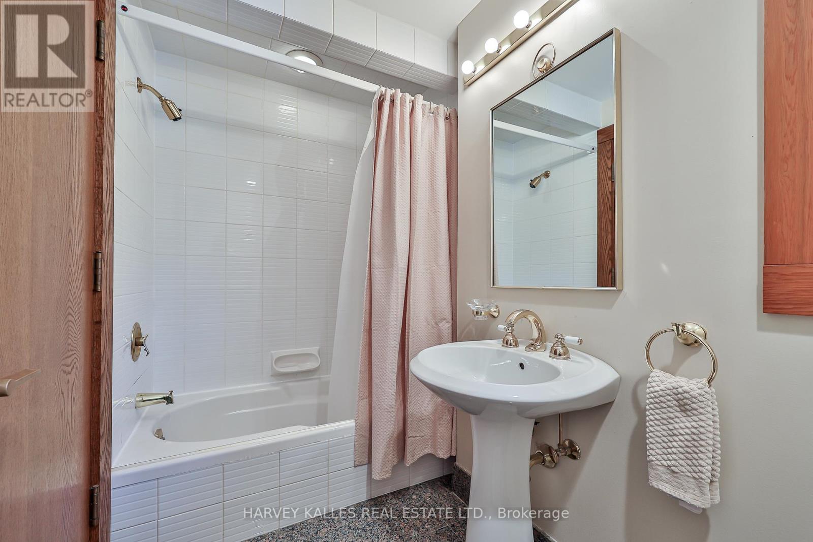 223 HILLHURST BOULEVARD - 27