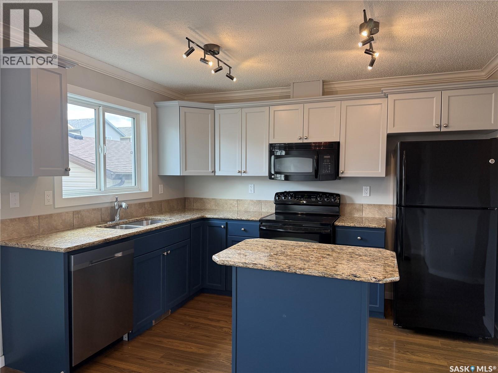 #307 810 HAMPTON CIRCLE - Image 2
