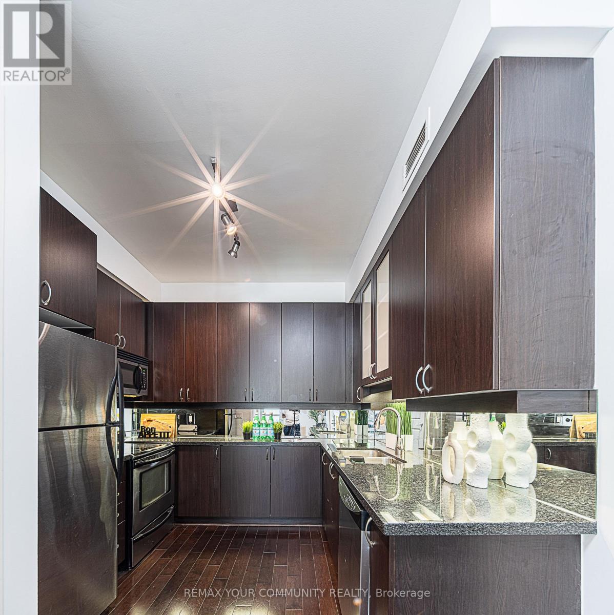 #102 39 UPPER DUKE CRESCENT - 4
