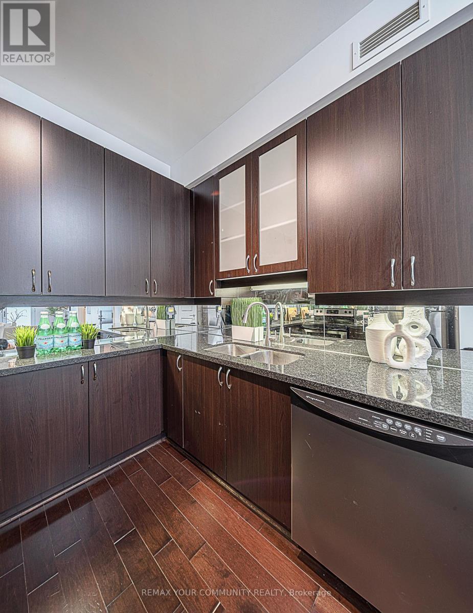 #102 39 UPPER DUKE CRESCENT - 5