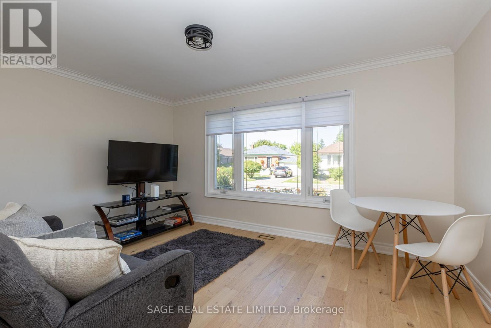 8 LOMBARDY CRESCENT - 2