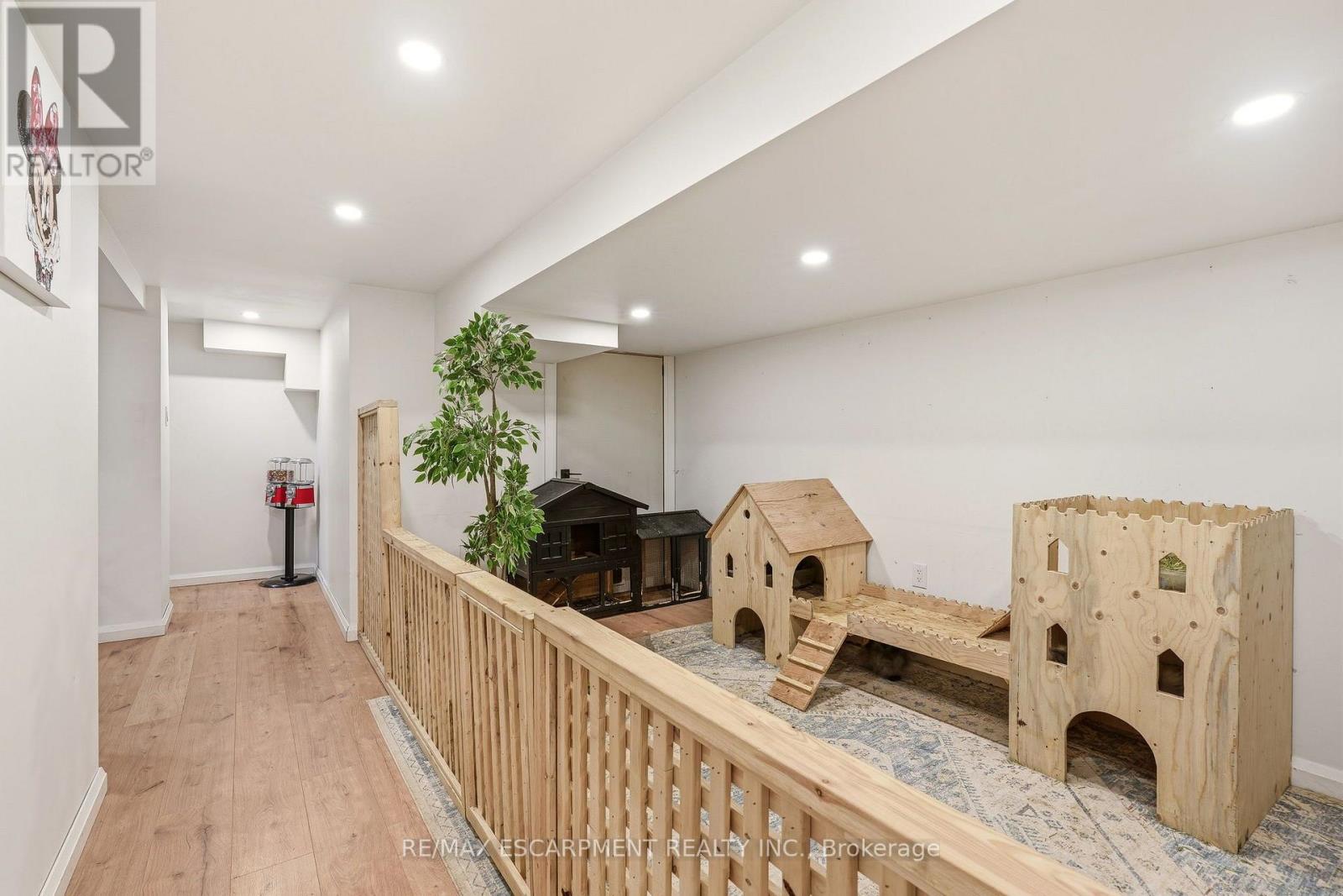 271 LINDEN AVENUE - 18