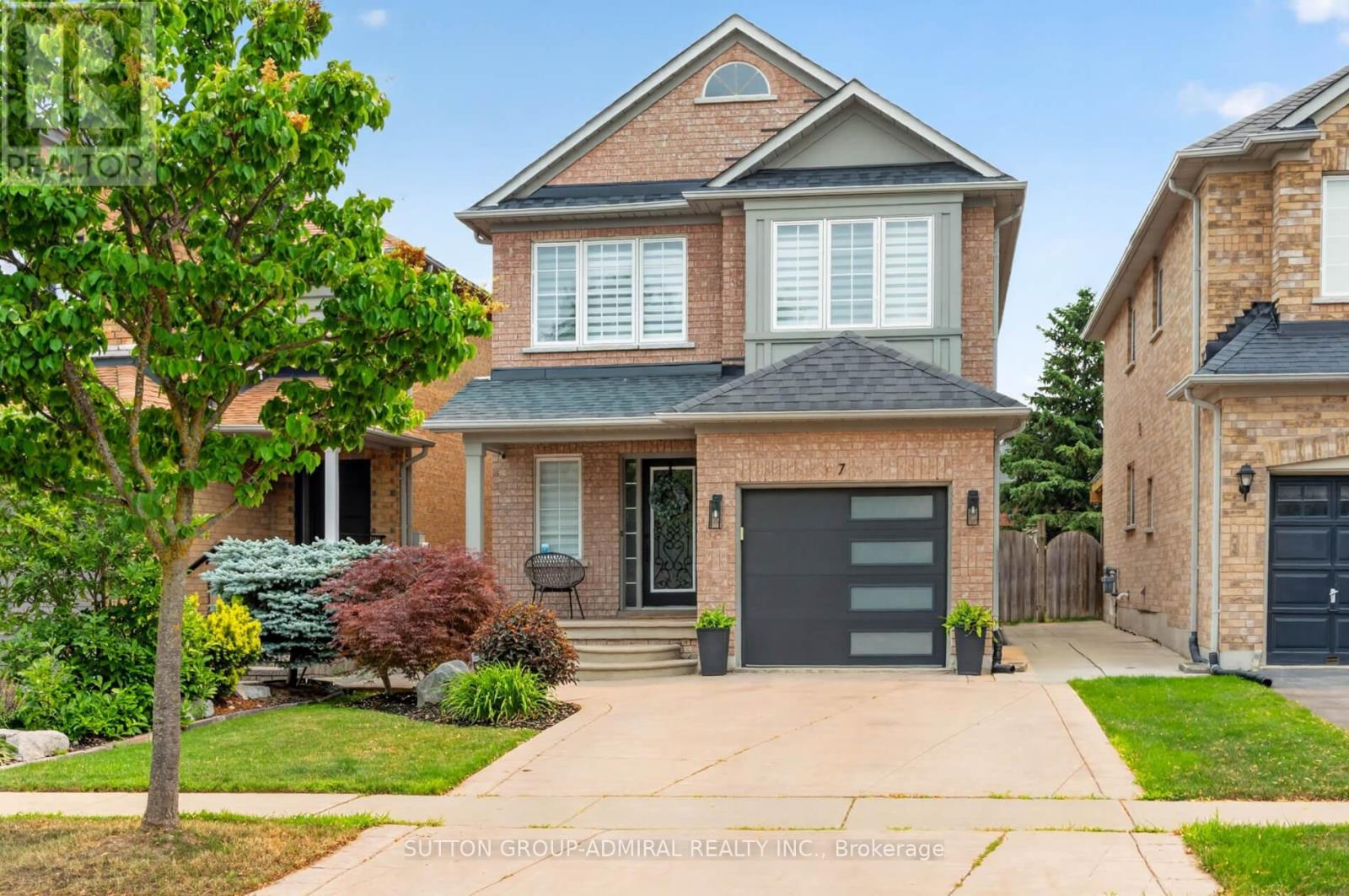 7 EMILY CARR CRESCENT - 1