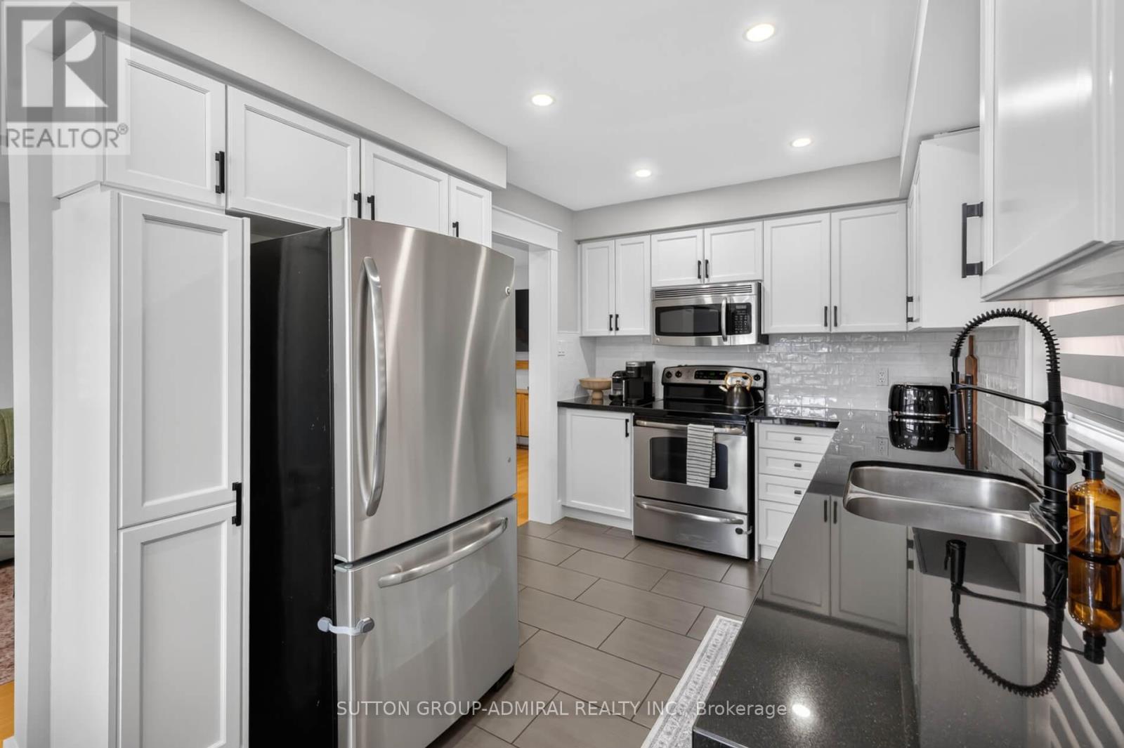 7 EMILY CARR CRESCENT - 9