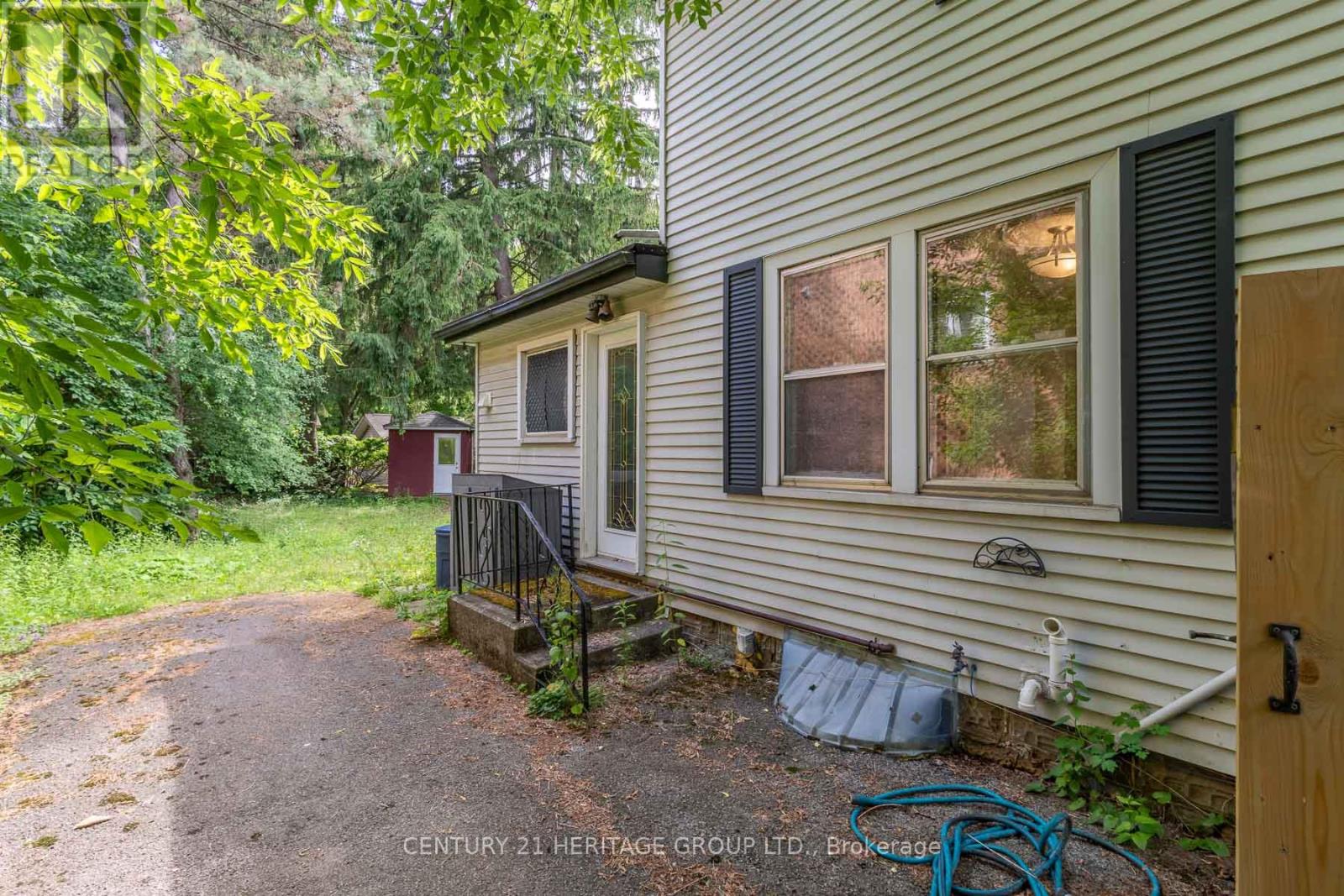 32 ROUSSEAUX STREET - 28