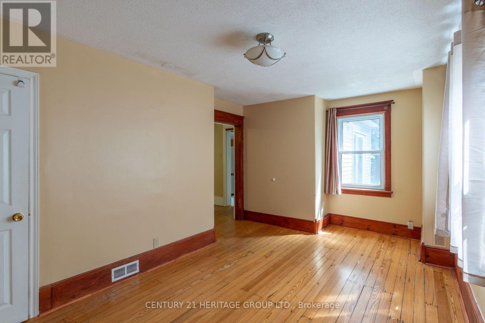 32 ROUSSEAUX STREET - 9
