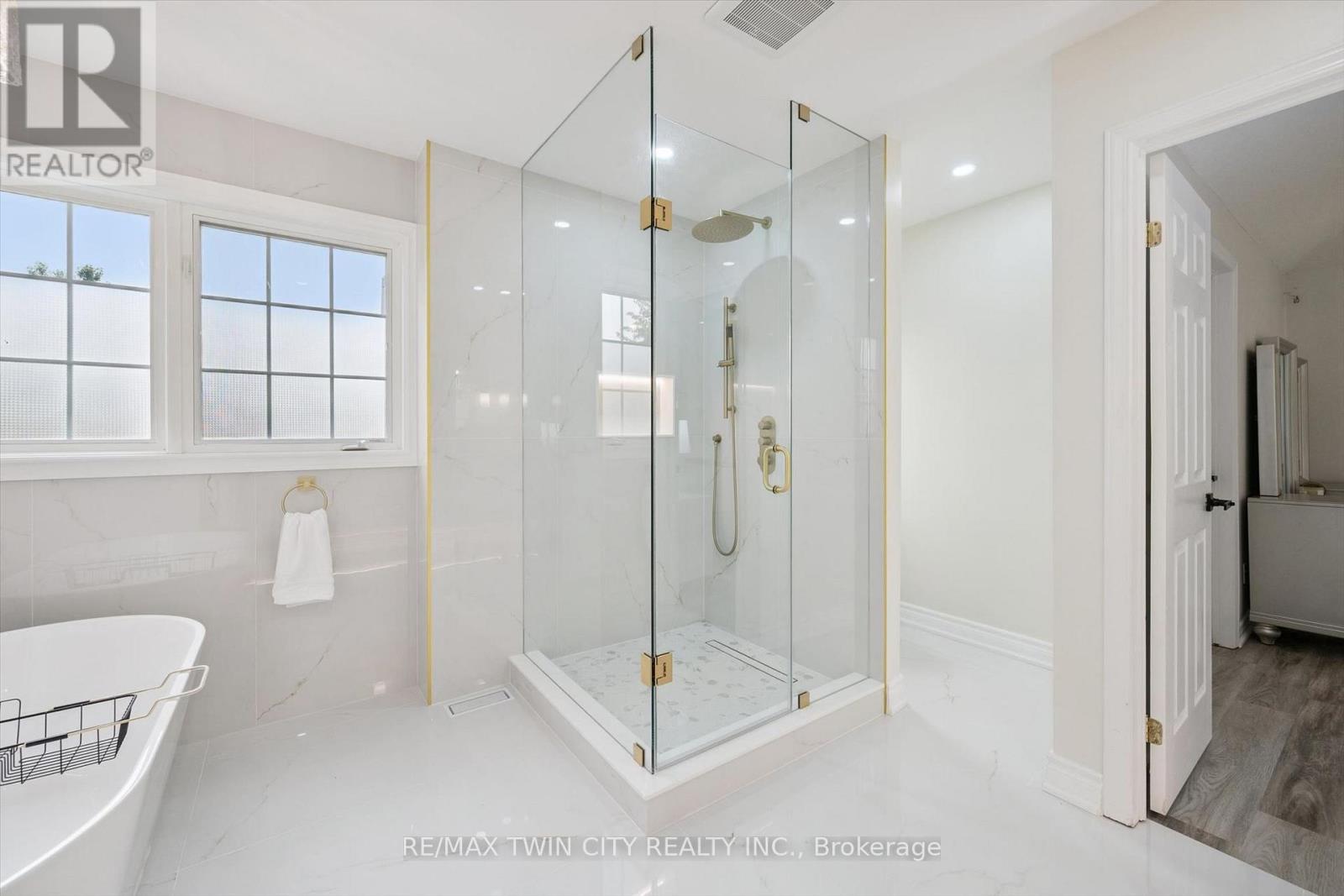 608 BLUENOSE CRESCENT - 32