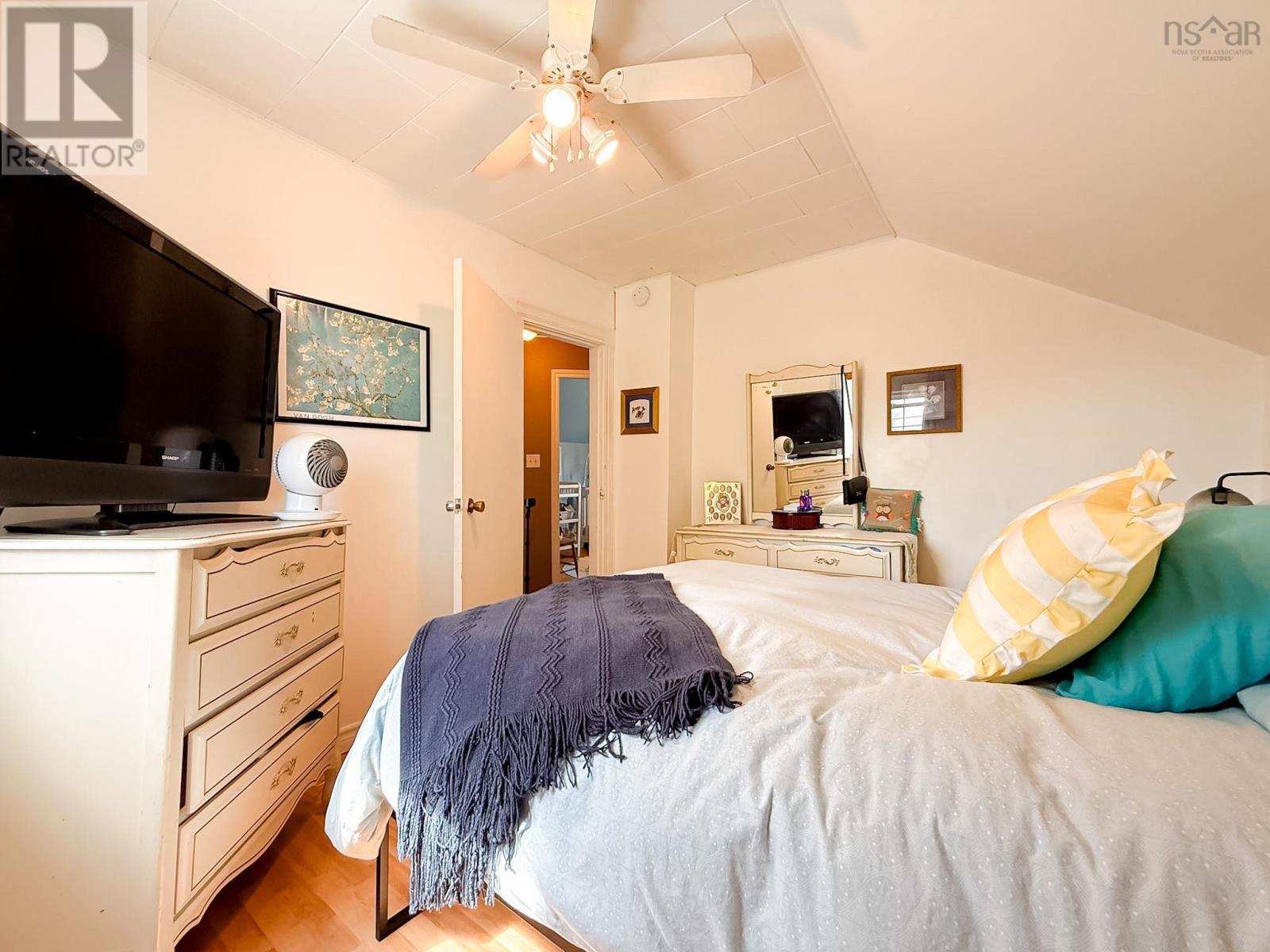 323 Patrick Street - 26