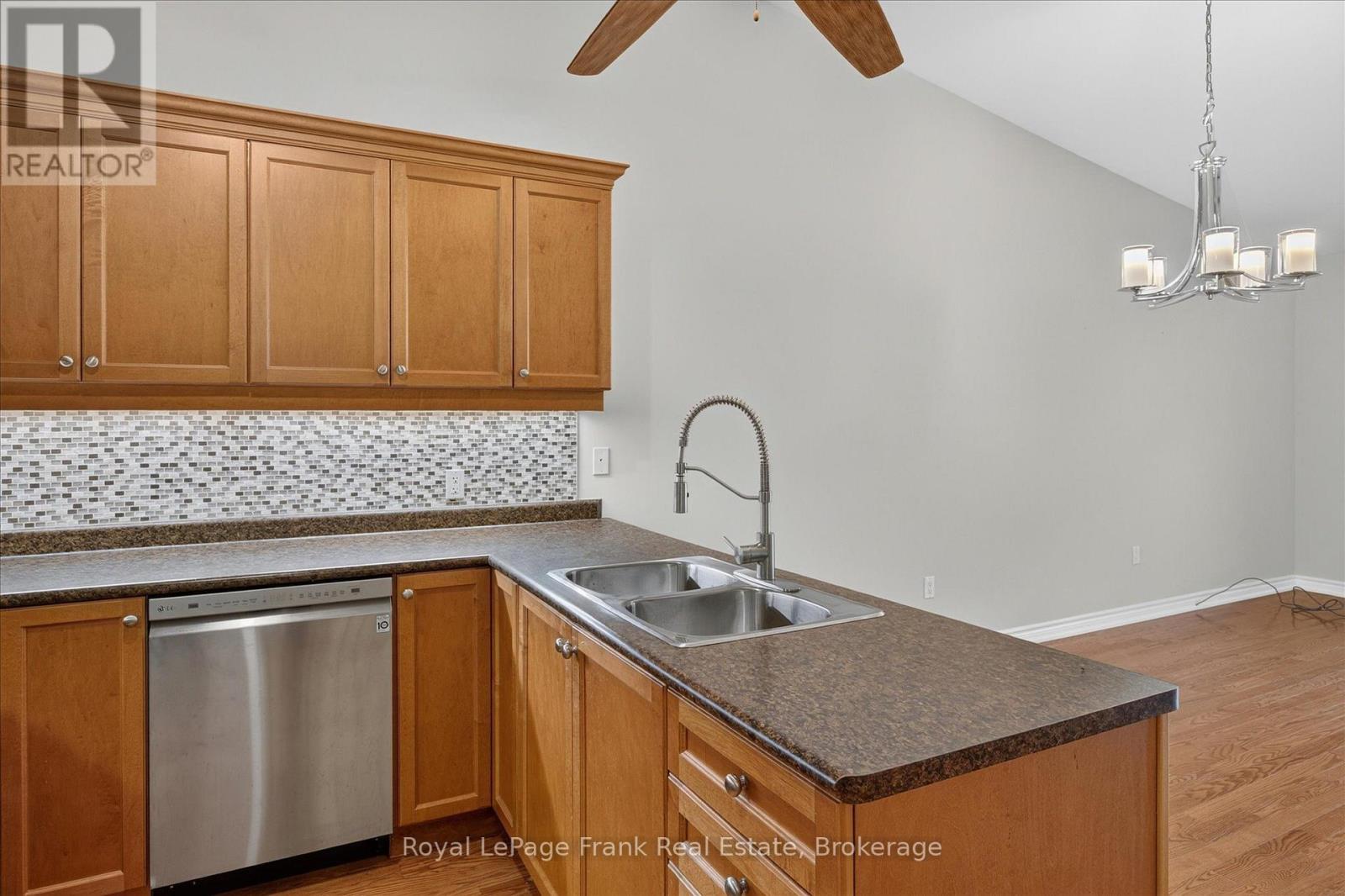 #49 60 VILLAGE CRESCENT - Image 13
