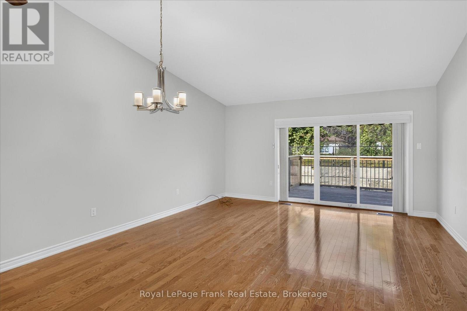 #49 60 VILLAGE CRESCENT - 21