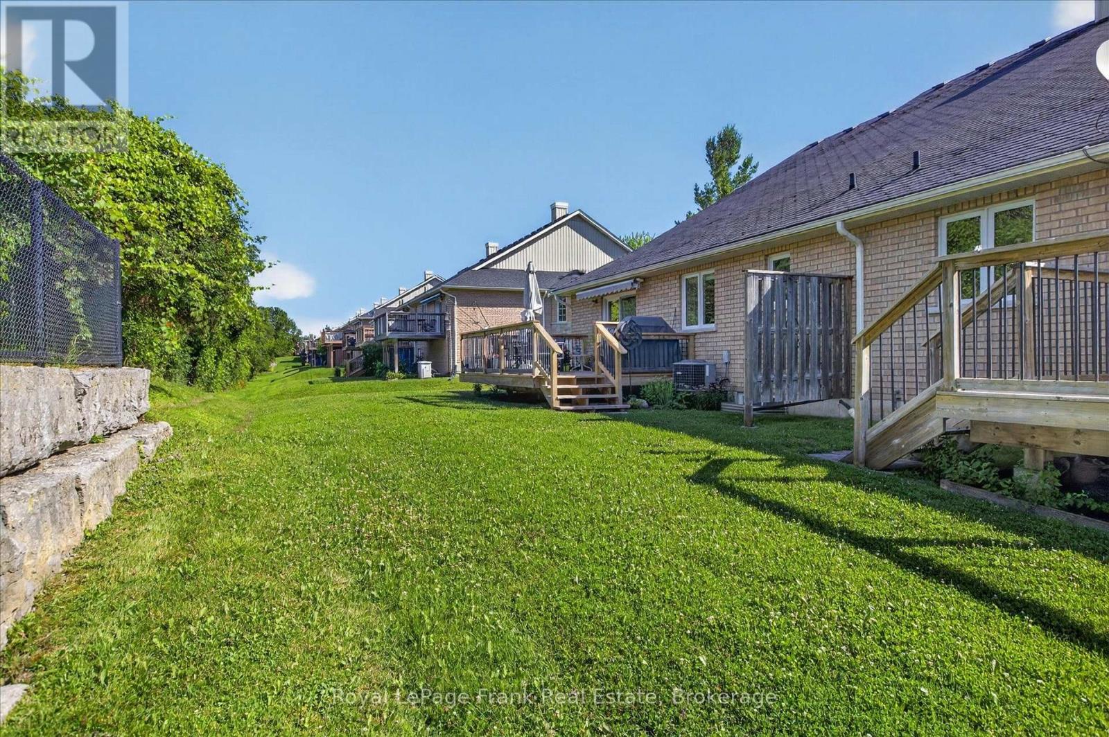 #49 60 VILLAGE CRESCENT - 34