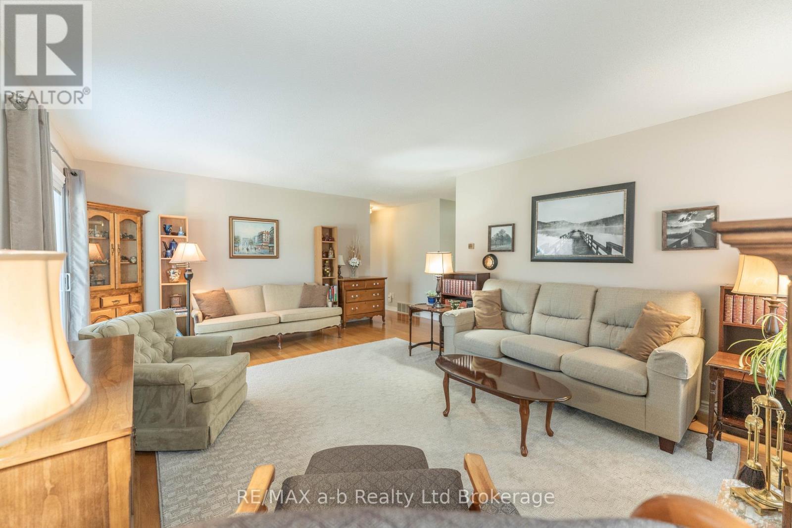 57 EDWIN CRESCENT - 13