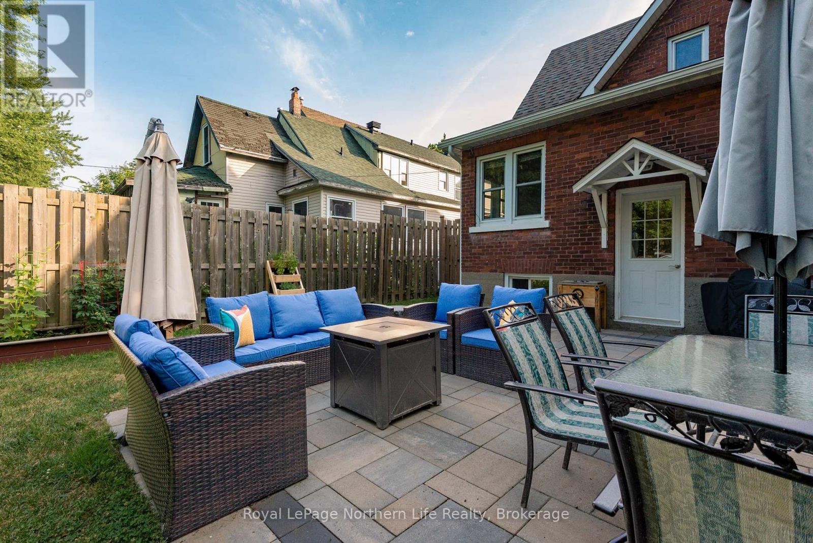 833 MCINTYRE STREET W - 44