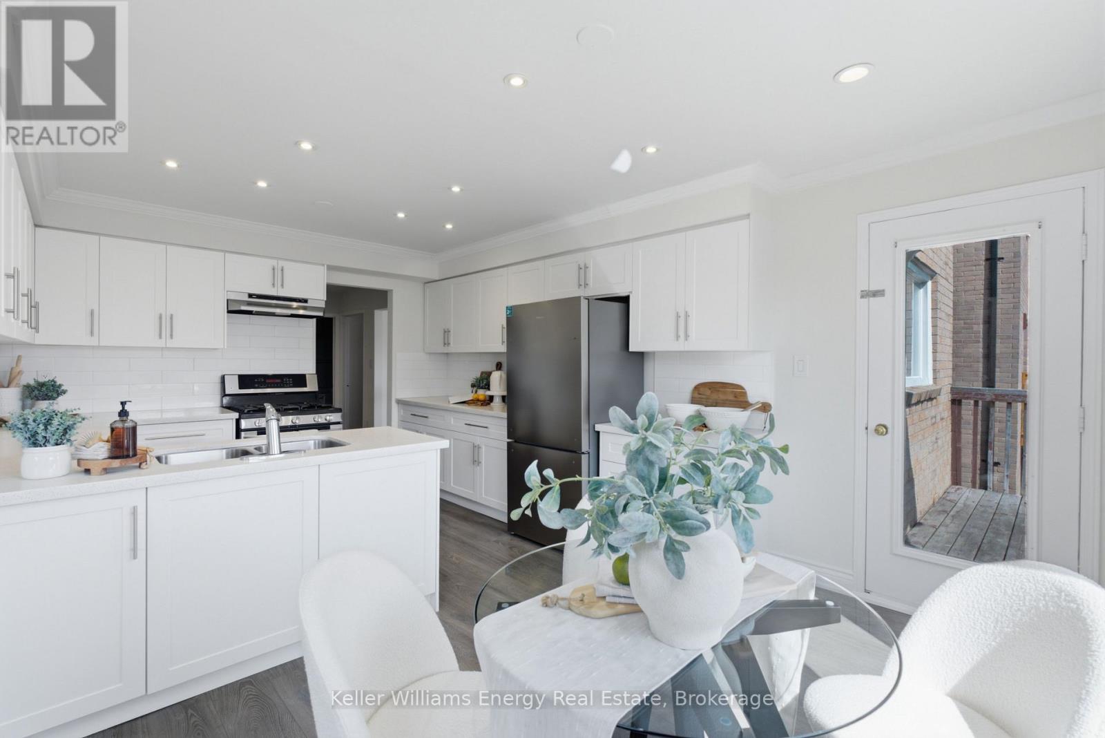 21 ROTHERGLEN ROAD N - 11