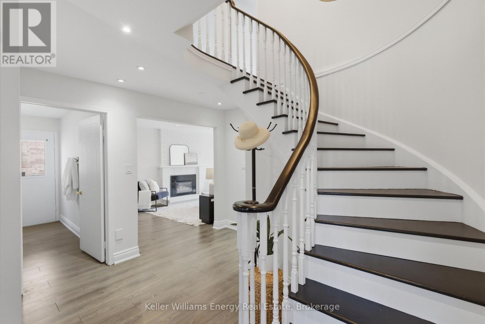 21 ROTHERGLEN ROAD N - 20