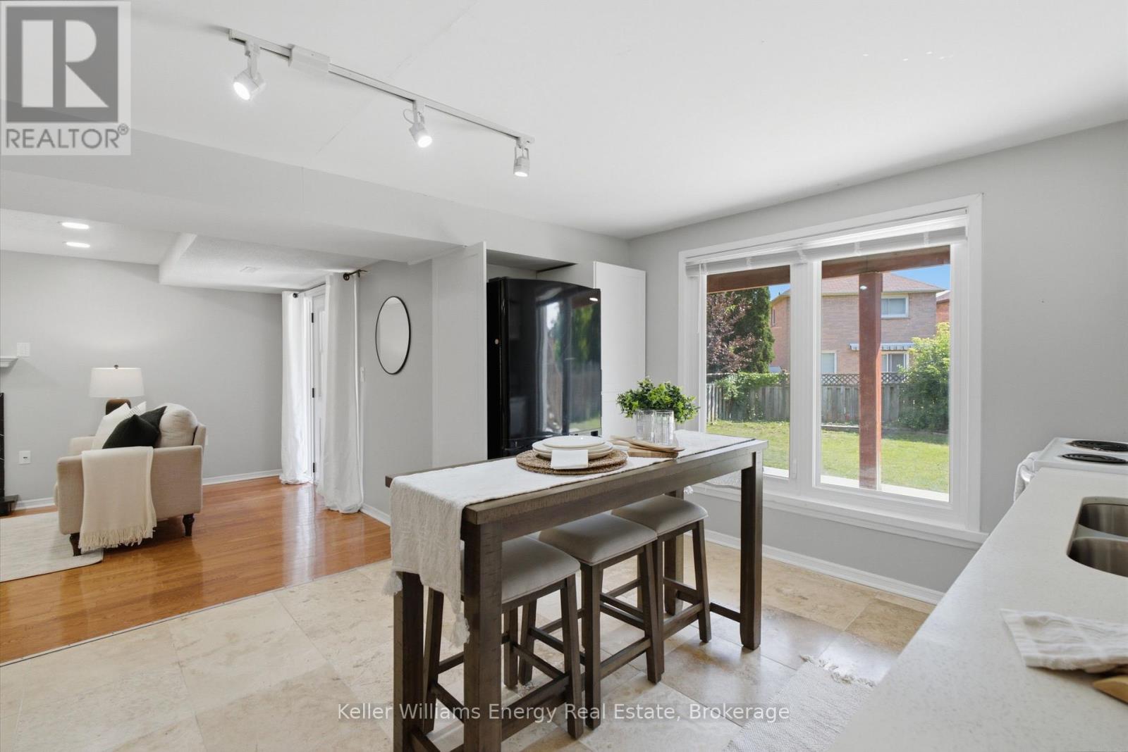 21 ROTHERGLEN ROAD N - 35