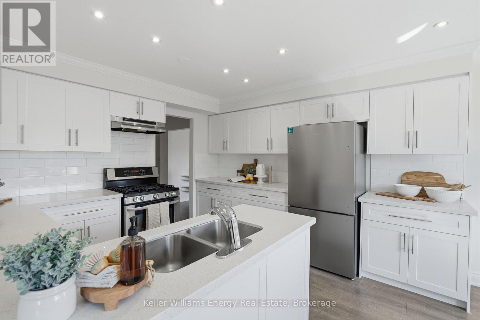 21 ROTHERGLEN ROAD N - 8