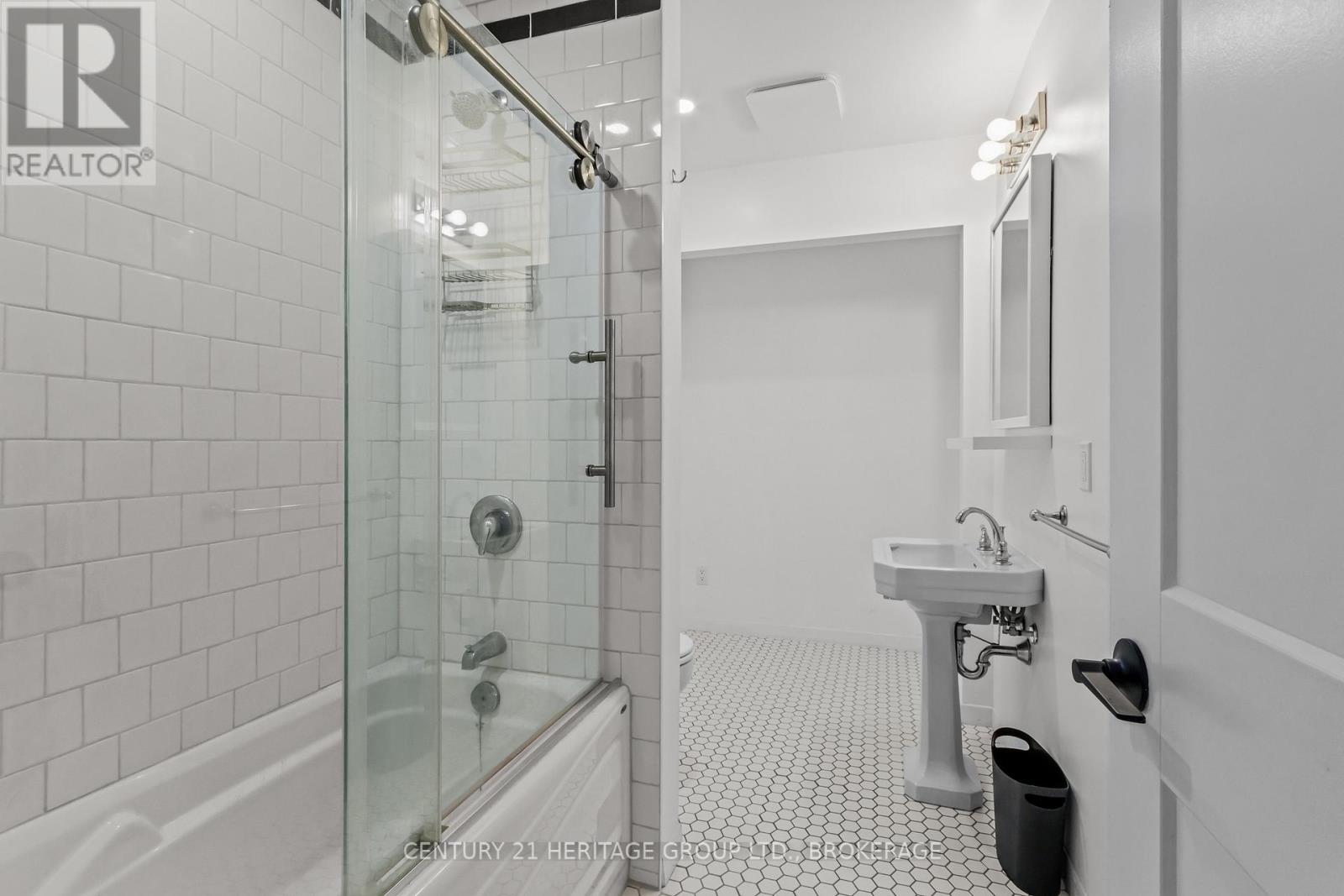 625 KING STREET W - 23