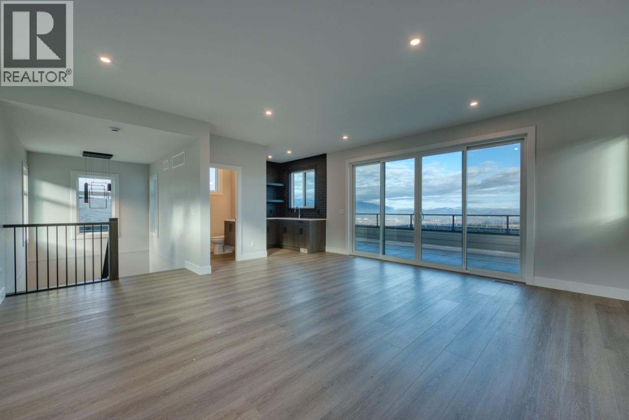1030 Emslie Street - 35