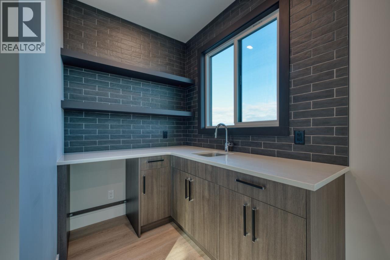  1030 Emslie Street, Kelowna